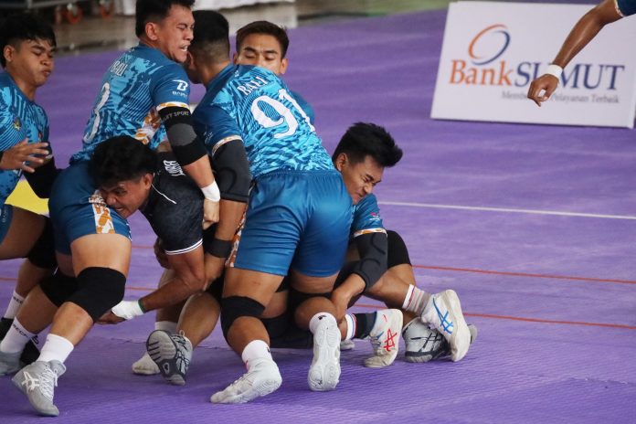 Tim Kabaddi Bali menghentikan pergerakan atlet Kabaddi Kaltim, Wira (hitam) pada laga final Kabaddi Putra PON XXI Aceh-Sumut 2024