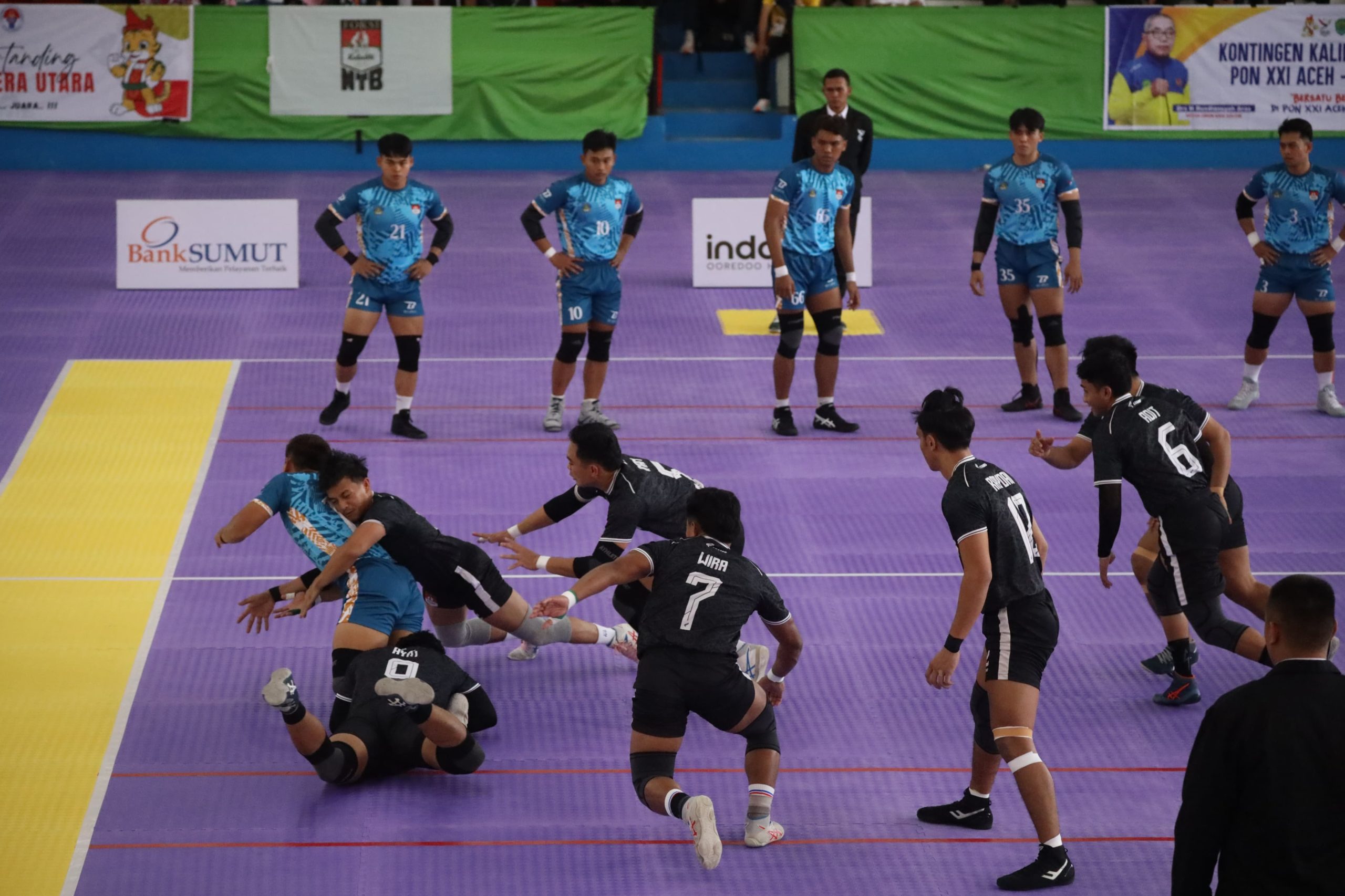 Tim Kabaddi Kaltim berhasil menghentikan pergerakan atlet Kabaddi Bali pada laga final Kabaddi Putra PON XXI Aceh-Sumut 2024