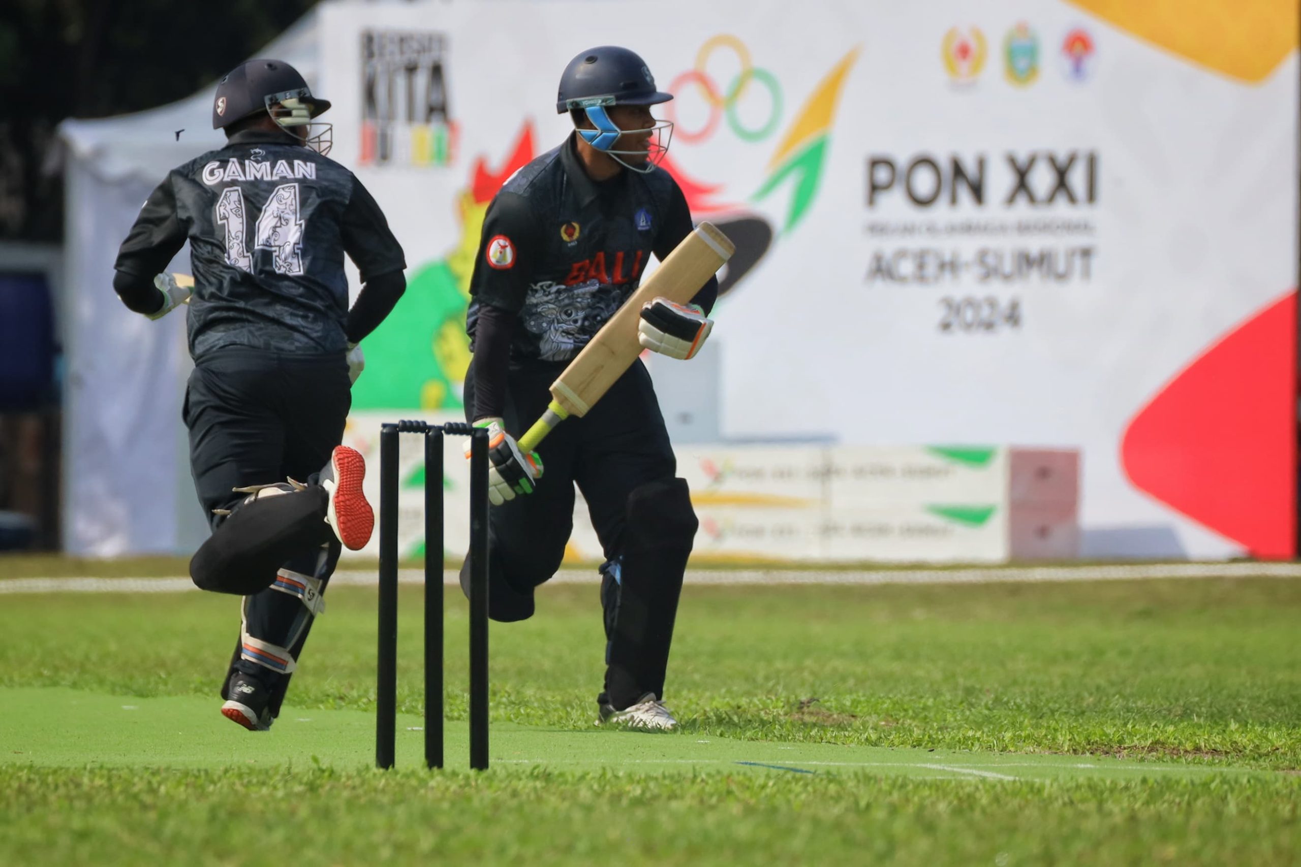 Tim kriket Bali dalam pertandingan kriket 'Super Sixes' Putra pada babak penyisihan di Lapangan Cerdas Lubuk Pakam, Deli Serdang