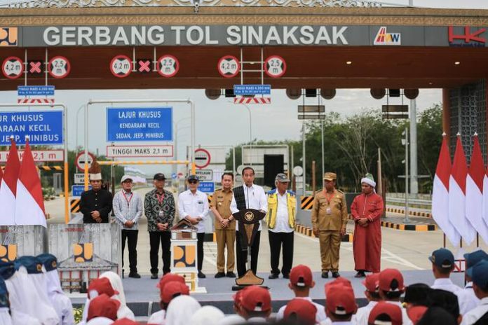 Presiden Jokowi meresmikan JTTS di Gerbang Tol Sinaksak, Kabupaten Simalungun, Sumut.(f:ist/mistar)