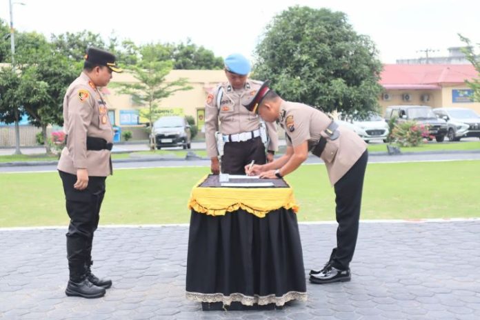 AKP Sutari, Kasat Binmas yang baru menandatangani berita acara serah terima jabatan disaksikan Kapolres Batu Bara AKBP Taufiq Hidayat Thayeb.