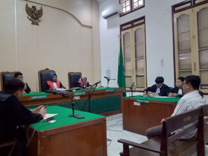 Faizal, Adik mantan Bupati Batu Bara, Zahir, saat menjalani sidang di Pengadilan Tipikor Medan.