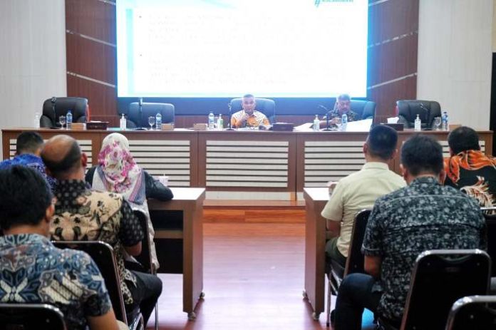 Asisten Pemerintahan dan Kesejahteraan Rakyat Setda Kota Medan M Sofyan bersama Kadis Lingkungan Hidup, M Husni saat rapat Persiapan Penilaian Adipura Kota Medan Tahun 2024.