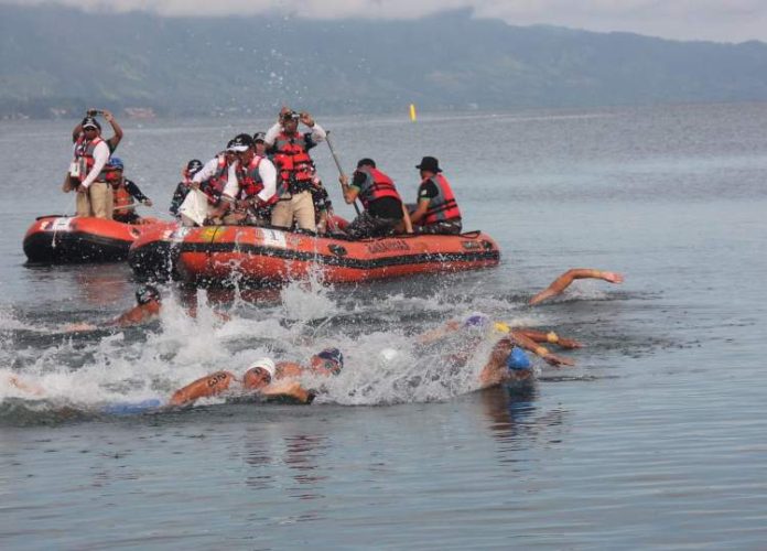 Atlet putra renang perairan terbuka PON XXI Aceh-Sumut bertarung dalam perebutan medali emas nomor 3.000 meter.