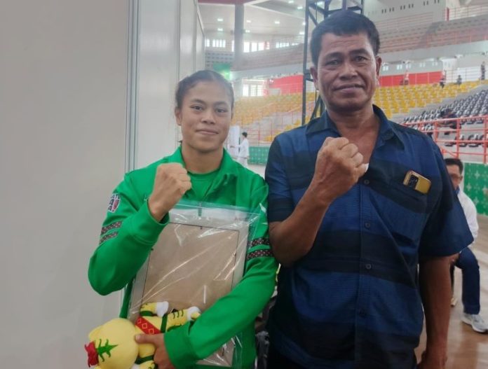 Atlet muda Wushu Sumatera Utara (Sumut), Elsanda Sitio berpose bersama sang ayah ketika mendapatkan medali perak PON XXI 2024.