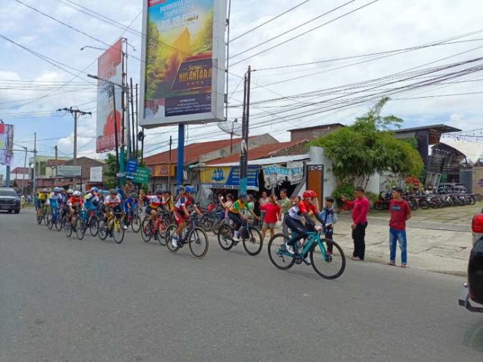 Atlet balap sepeda PON XXI yang melintasi Siantar.