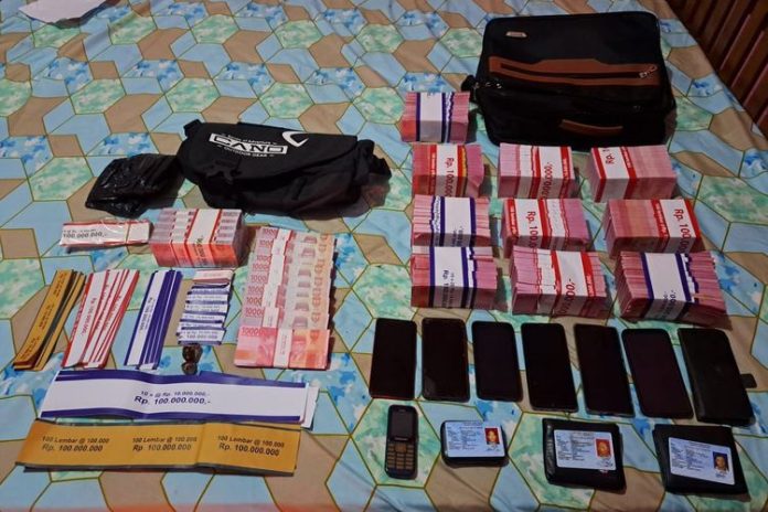 Barang bukti uang paslu hasil penggerebekan di Bekasi.