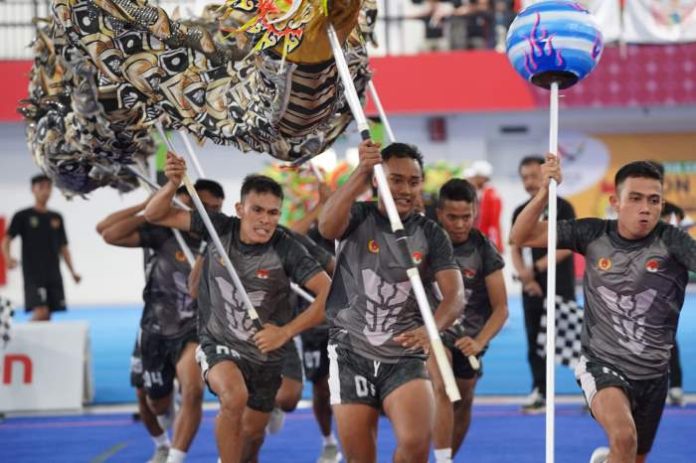 Tim barongsai Sumut pada nomor naga kecepatan saat melakukan start saat pertandingan PON XXI Aceh Sumut di Arena Martial Art Sumut sport center pada Rabu (4/9/24).