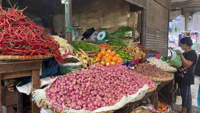 Penjualan bahan pokok di Medan.