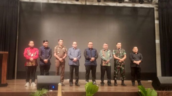 Foto bersama Ketua Bawaslu Sumut dan jajarannya, Ketua KPU Sumut, Perwakilan Pj Gubernur Sumut, dan lainnya.