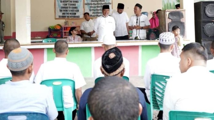 Bupati Simalungun, Radiapoh Hasiholan saat menyambangi Yayasan Keris Sakti pusat rehabilitasi korban narkoba di Huta Sederhana Perdagangan II Kecamatan Bandar, Kabupaten Simalungun, Sabtu (21/9/24).