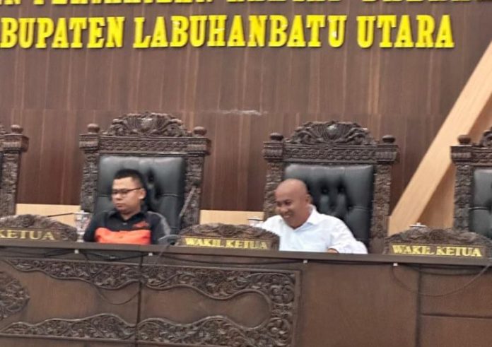 Rimba Bertuah Sitorus (kiri) dan Arli Simangunsong saat gladi resik pelantikan anggota DPRD Labura Periode 2024-2029 di ruang sidang paripurna, Senin (23/9/24).