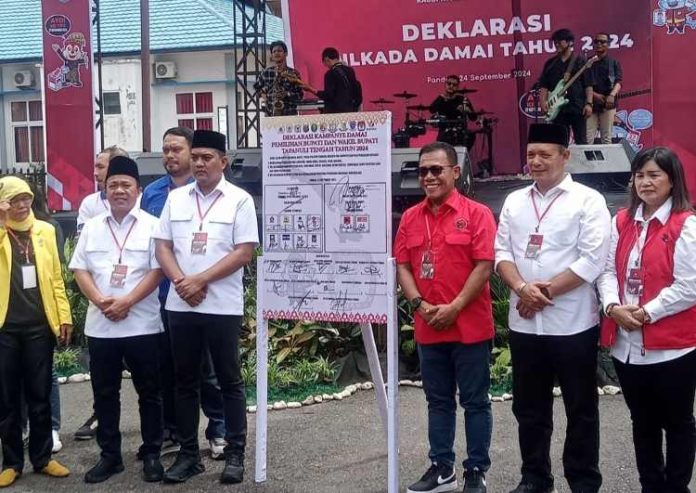 Kedua Paslon Bupati dan Wakil Bupati Tapteng saat berikrar menyampaikan Pilkada damai.