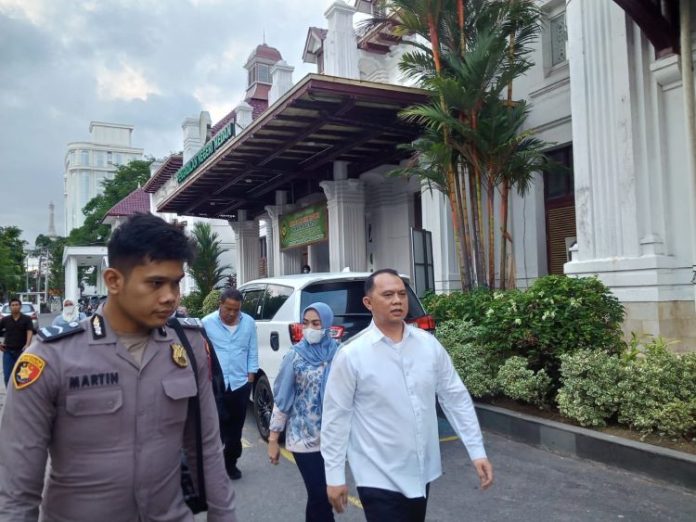 Bupati Labuhanbatu nonaktif, Erik Adtrada Ritonga, usai menjalani persidangan di Pengadilan Tipikor Medan.