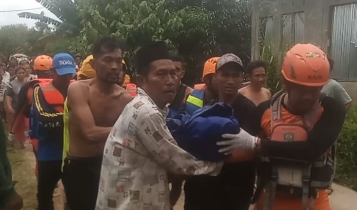 Jasad korban saat dievakuasi Tim Tagana Kota Tebing Tinggi di Kawasan Jembatan Sei Padang, Kota Tebing Tinggi.