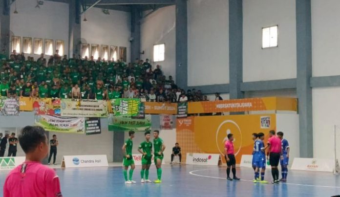 Laga futsal putra Sumut melawan Jawa Timur.