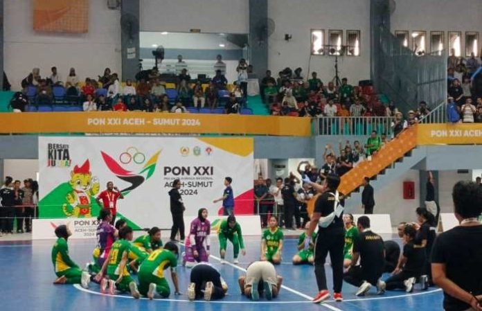 Tim futsal putri Jabar bersujud syukur usai mendapatkan medali emas PON XXI 2024.