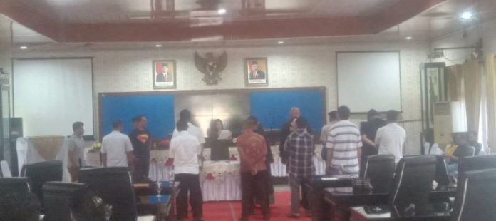 Sejumlah Anggota DPRD yang akan dilantik melakukan gladi bersih di Ruangan Rapat Paripurna, DPRD Tebing Tinggi.