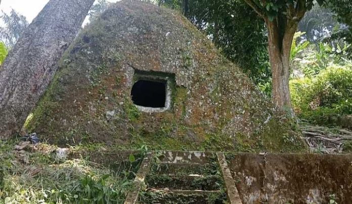 Bangunan segitiga Gua Kemang yang berbau mistis.