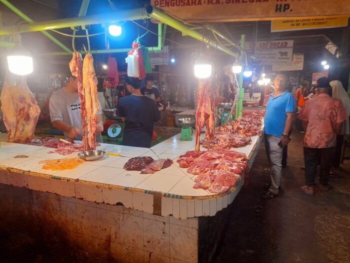 Pedagang daging sapi di Pasar Horas (f:abdi/mistar)