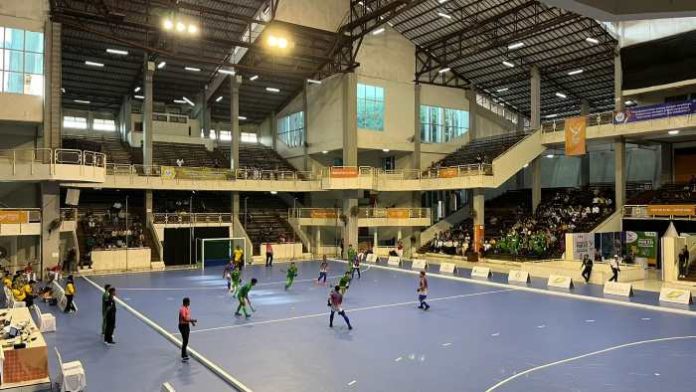 Tim Hockey Indoor Putra Sumut berusaha menyerang Papua.