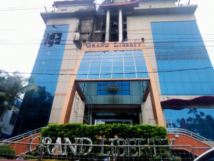 Gedung Grand Liberty pasca terbakar dipasang garis polisi.(f:putra/mistar)