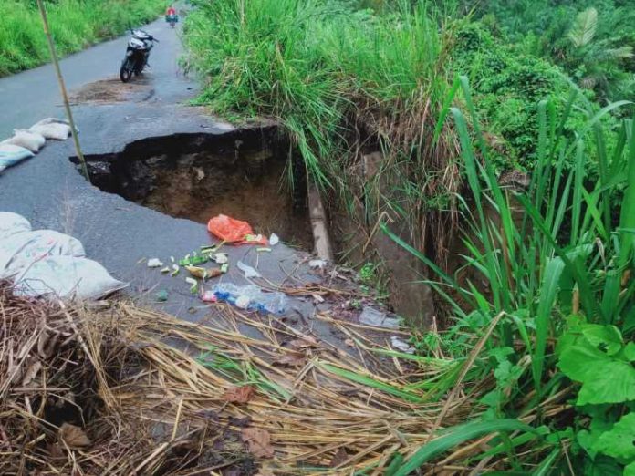 Salah satu lokasi jalan yang terancam amblas di Simpang Silabat, Dusun IX, Desa Huta Padang Kecamatan Bandar Pasir Mandoge, Asahan.