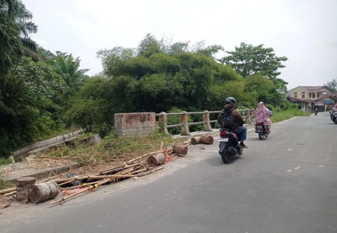 Kondisi lubang menganga berada di Jalan Pdt J Wismar Saragih, yang tak jauh dari Kantor PUTR Kota Pematangsiantar.