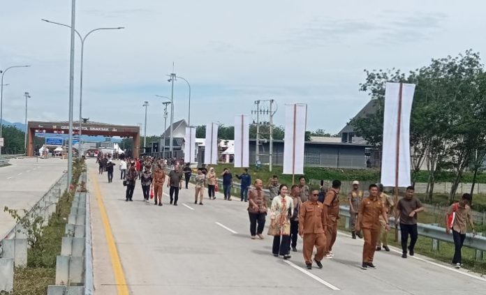 Sejumlah pejabat dan pegawai bersama awak media beserta warga tampak berjalan kaki menapaki ruas jalan tol, Selasa (10/9/24).