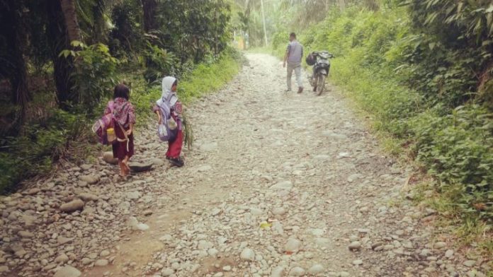 Kondisi jalan Desa Kulasar yang mengalami kerusakan selama 8 tahun tanpa ada perbaikan.