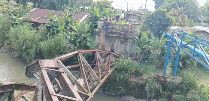 Jembatan kayu bekas perlintasan rel kereta api di Jalan Brigjen Katamso yang runtuh beberapa waktu lalu sudah tidak dapat diakses lagi.