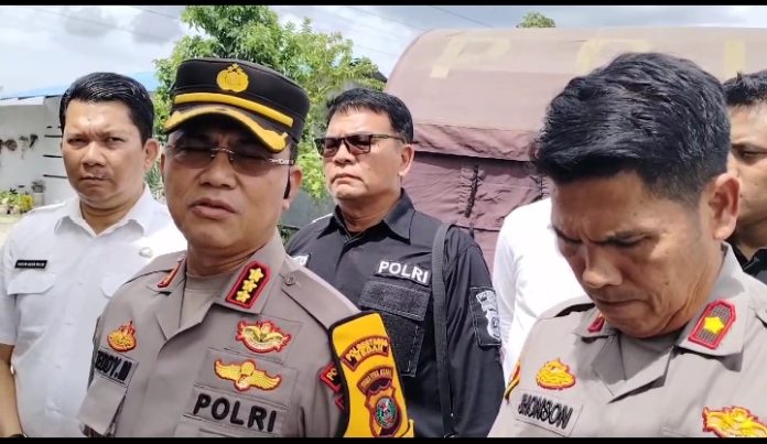 Kapolrestabes Medan saat melakukan sesi wawancara kepada awak media.(f:putra/mistar)