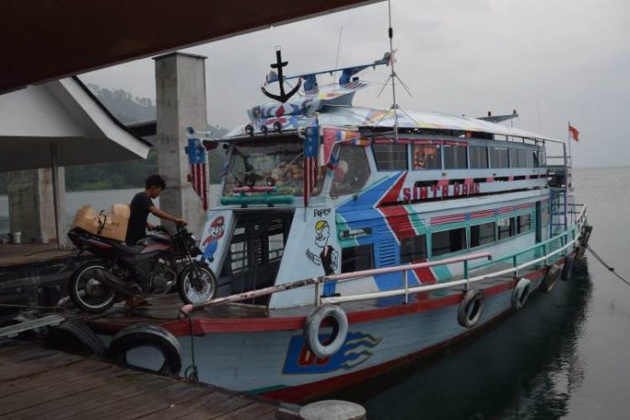 Kapal Tradisional atau Kapal Motor di Pelabuhan Tigaras.