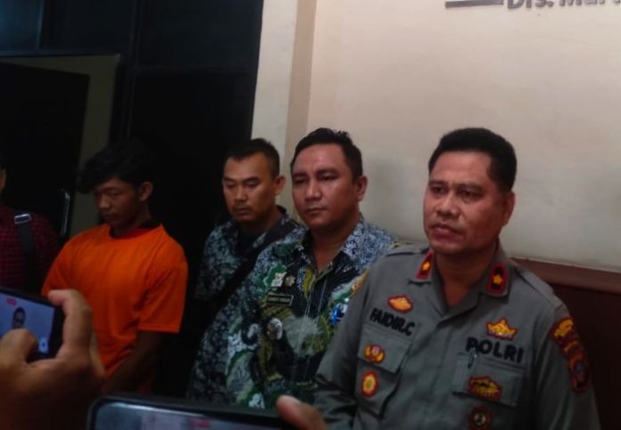 Kapolsek Patumbak Kompol Faidir Caniago saat melakukan konferensi pers di Polsek Patumbak.