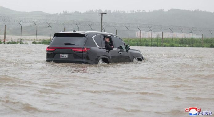 Pemimpin Korea Utara (Korut) Kim Jong Un pantau banjir.