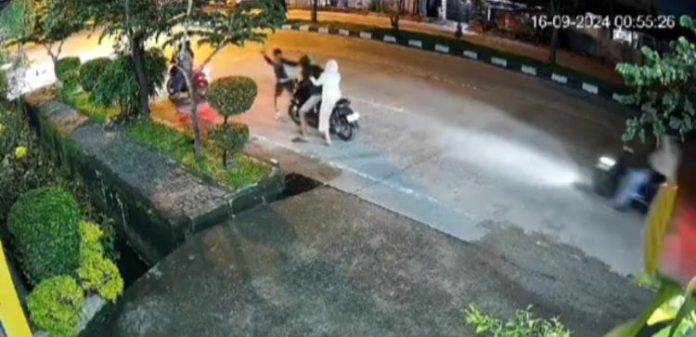 Kedua korban saat diacungkan senjata tajam oleh salah seorang pelaku.