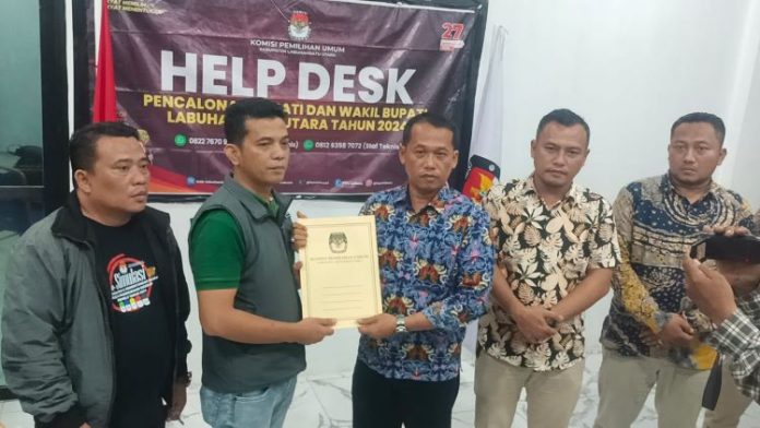 Ketua KPU Labura Adi Susanto (tengah) didampingi rekannya menyerahkan berita acara hasil pemeriksaan dokumen bapaslon Rizal-Darno kepada Komisioner Bawaslu Juskanri Sihaloho, Minggu (22/9/24) dini hari.