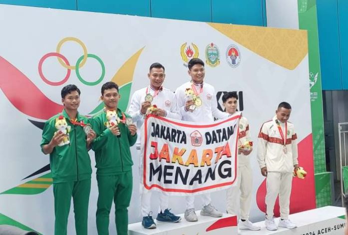 Penyerahan medali kepada para juara Cabor Loncat Indah Kontingen Jakarta.