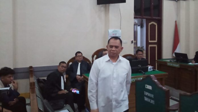 Bupati Labuhanbatu nonaktif, Erik Adtrada Ritonga, saat menjalani sidang pembacaan tuntutan.