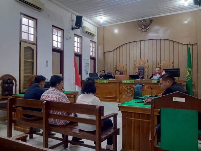 Mantan Kadis LHK Sumut, Binsar Situmorang (tengah), saat menjalani sidang di Pengadilan Tipikor Medan.