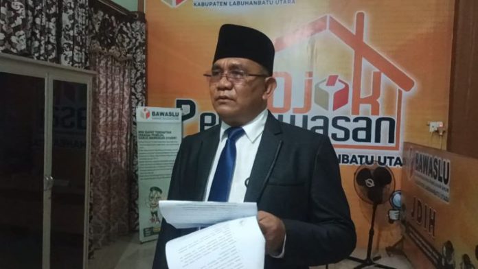 Ketua Bawaslu Labura Maruli Sitorus saat menjelaskan hasil sidang mediasi tertutup yang dilaksanakan di kantornya, Senin (16/9/24) dini hari.