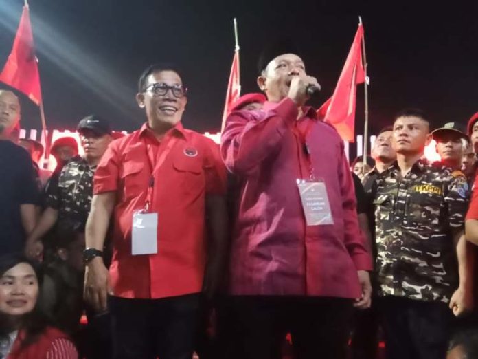 Masinton dan Mahmud saat menyampaikan konferensi pers di Alun Alun Kota Pandan.