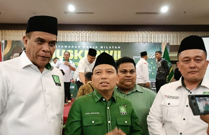 Wasekjen DPP PKB, Zainul Munasichin didampingi Ketua DPW PKB Sumut Jafar Sukhairi dan Ketua DPC PKB Medan Hamdan Simbolon saat diwawancarai.