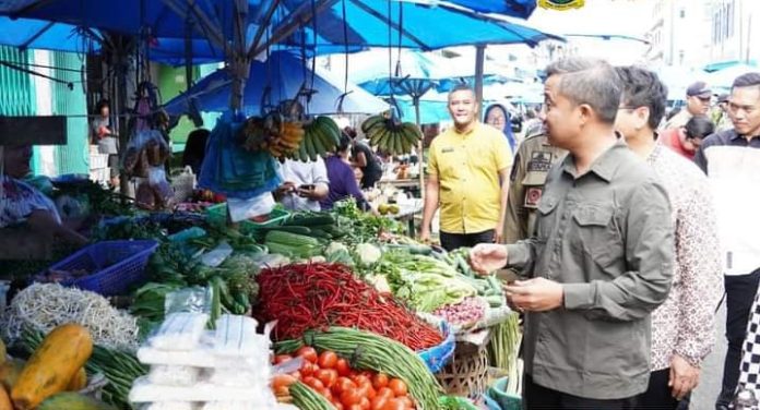 Pj Wali Kota Tebing Tinggi, Dr. Moettaqien Hasrimi didampingi Satgas Pangan saat meninjau stok pangan dan harga di pasar Gambir Kota Tebing Tinggi.(f:ist/mistar)