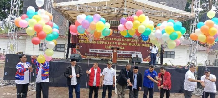 Ke 5 Paslon melepas balon ke udara usai menandatangani naskah kampanye damai di di gedung Djauli Manik di Jalan Sisingamangaraja, Sidikalang, Selasa (24/9/24).