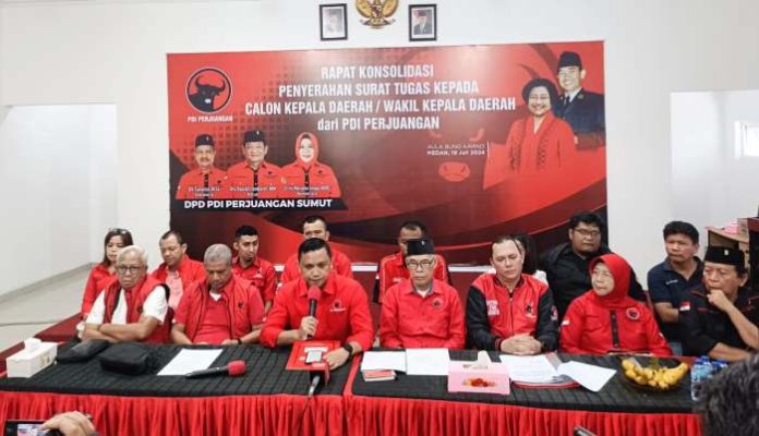 Ketua DPP PDIP Bidang Hukum Ronny Talapessy didampingi pengurus DPP, DPD dan DPC PDIP.