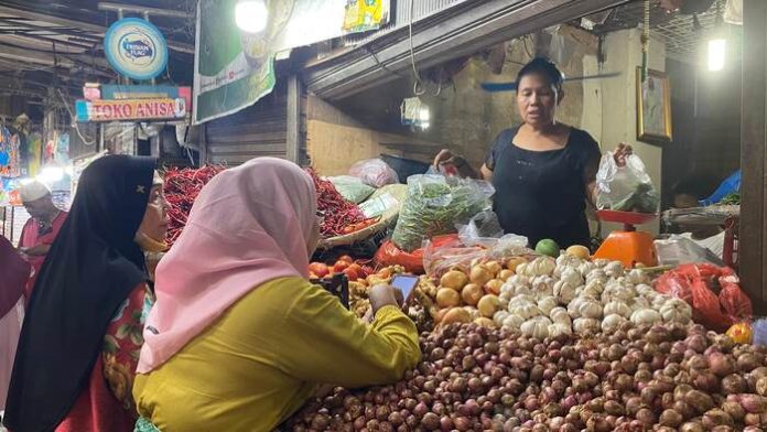 Penjualan bahan pokok di pasar tradisional Medan (f:dinda/mistar)