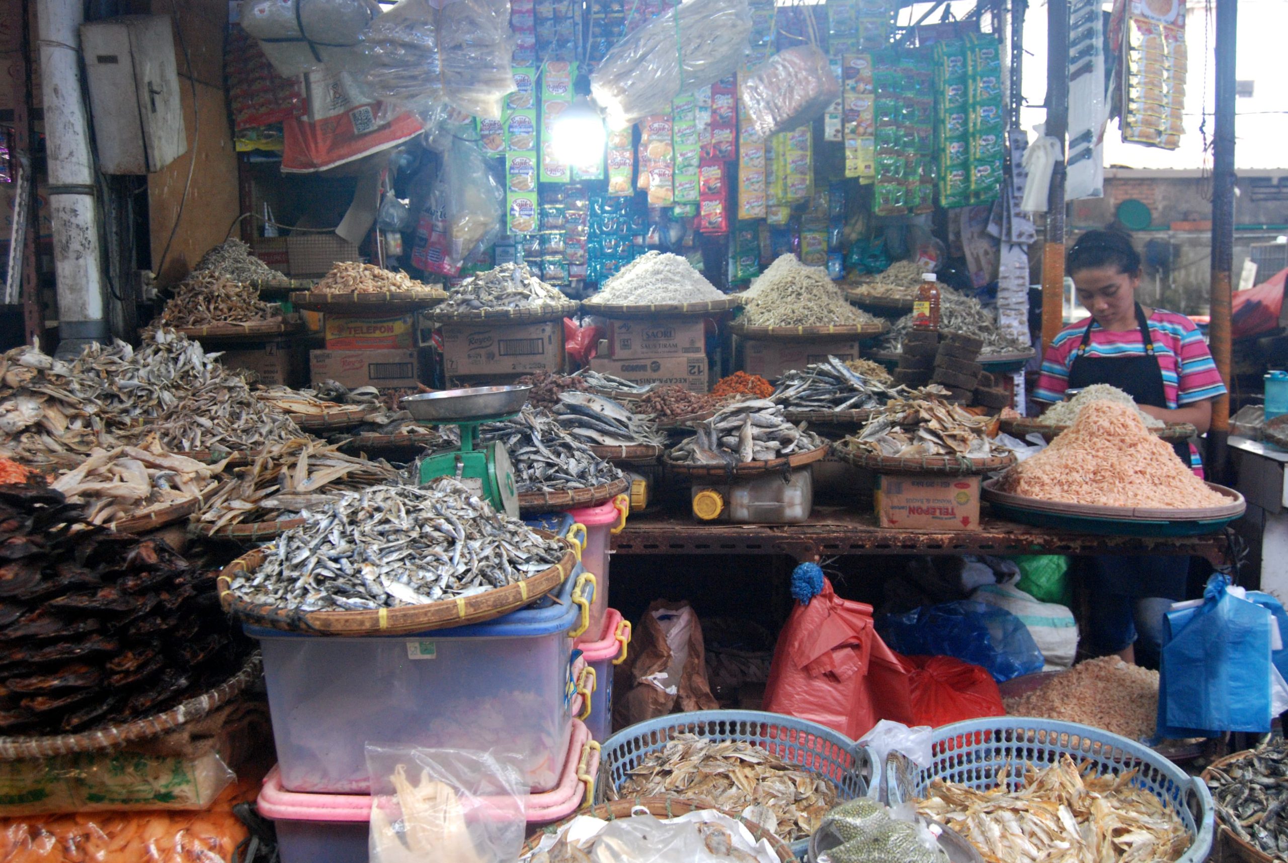 Pedagang menunggu pelanggan di Pasar Aksara, Medan