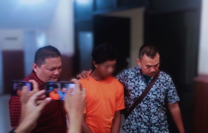 Tersangka Aidi Priasisko alias Nico saat digiring Polisi.