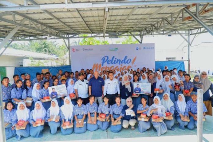 Pihak PT Pelindo I bersama pelajar SMA 19 saat mengadakan pemaparan tentang pengetahuan kepelabuhanan.